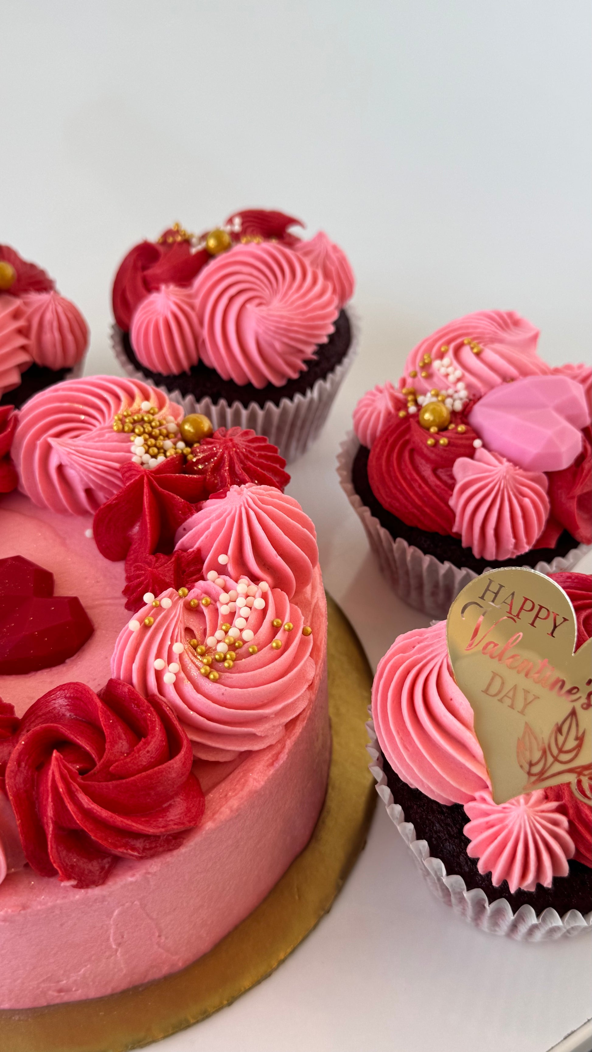 Valentine’s Sweetheart Cake & Cupcakes Box